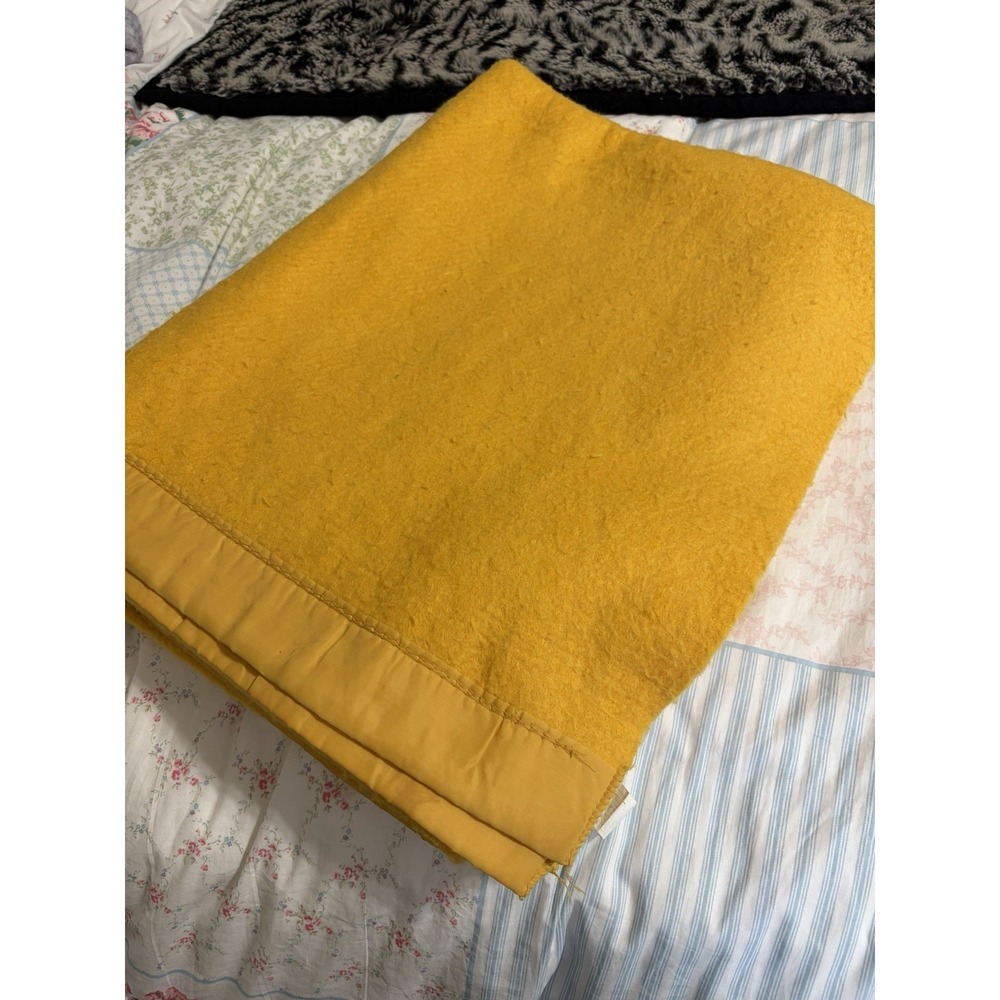 Vintage Blanket Soft GoldYellow Woven Acrylic Satin Trim Blanket 70 x 88" READ